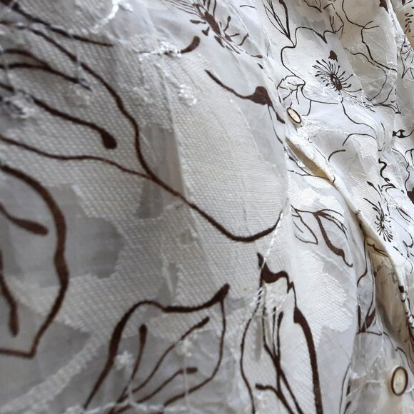 TanJay blouse, embroidered in white with floral print in brown on white - Picture 8 of 8